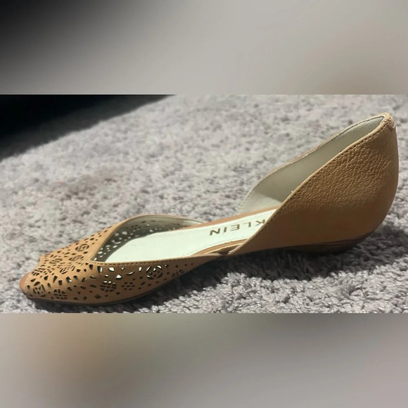 ANNE KLEIN flat. Size 8. Gently worn but still in great condition. - Picture 6 of 6